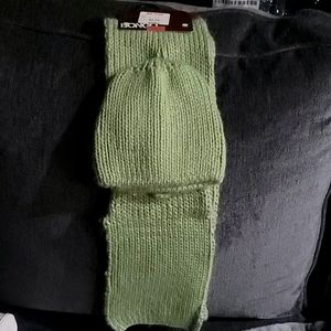 Nwt Hat and scarf set